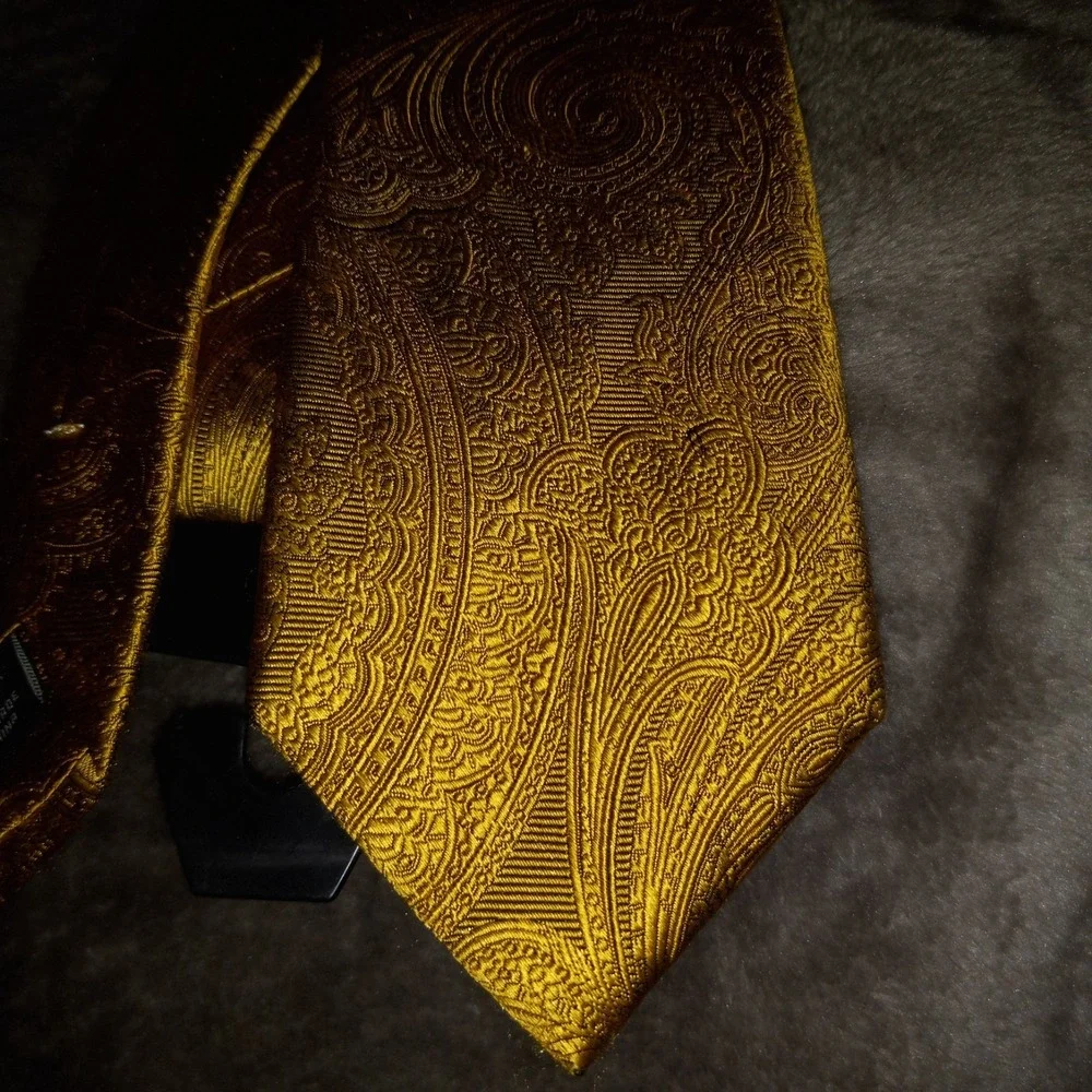 Jos.A.Bank Signature Collection 100% SILK Men's Designer 60.5 Ripp Gold Paisley